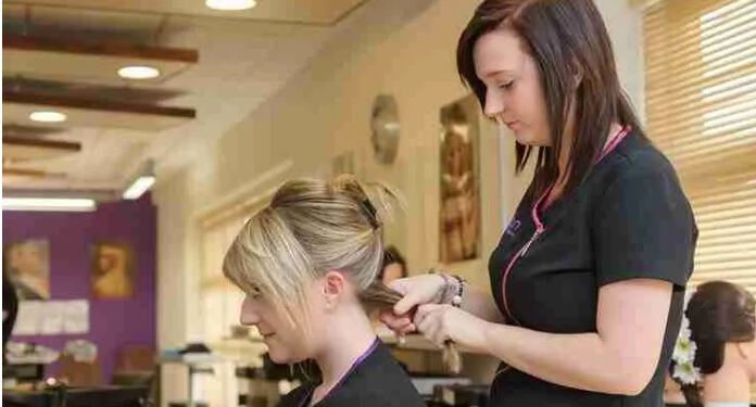 Μια κομμώτρια μίλησε με αγένεια σε μια πελάτισσα. Δείτε πως της απάντησε
