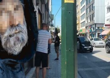 Συγκλονιστική ιστορία στον Βόλο: Γιατρός κοιμάται στον δρόμο και τρώει από τους κάδους