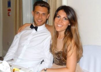 Βγήκε για Φαγητό με τον Γαμπρό και την Κόρη της. Μέρες Μετά μια Παλιά Φωτογραφία την αναστάτωσε!