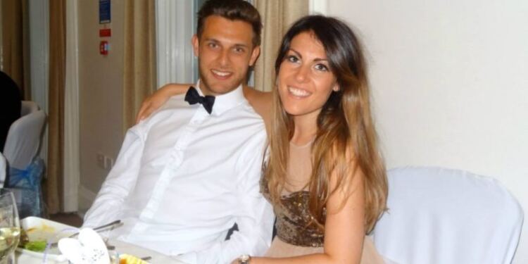 Βγήκε για Φαγητό με τον Γαμπρό και την Κόρη της. Μέρες Μετά μια Παλιά Φωτογραφία την αναστάτωσε!