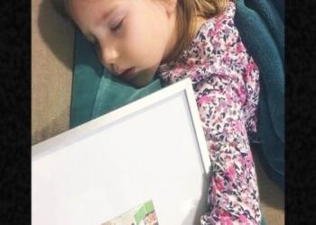 Μαμά βρήκε την μικρή να κοιμάται με μια κορνίζα του παππού της – Όταν την δείτε θα «λυγίσετε» και εσείς!