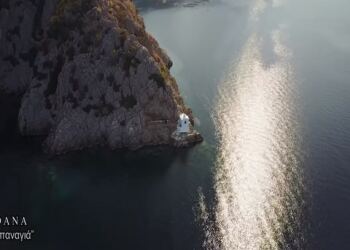 Το εκκλησάκι της Παναγίας που χτίστηκε από κρασί και χώμα στην άκρη του βράχου. Δείτε από ψηλά την δυσπρόσιτη «Κρασοπαναγιά» στα Μέθανα (βίντεο drone)