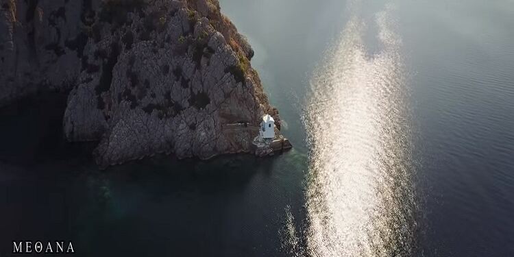 Το εκκλησάκι της Παναγίας που χτίστηκε από κρασί και χώμα στην άκρη του βράχου. Δείτε από ψηλά την δυσπρόσιτη «Κρασοπαναγιά» στα Μέθανα (βίντεο drone)