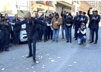 ΗΠΑ: Χορεύοντας ζεϊμπέκικο βγήκε στη σύνταξη ο Έλληνας Διοικητής της Αστυνομίας στη Νέα Υόρκη – Δείτε βίντεο