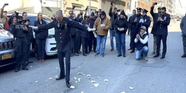 ΗΠΑ: Χορεύοντας ζεϊμπέκικο βγήκε στη σύνταξη ο Έλληνας Διοικητής της Αστυνομίας στη Νέα Υόρκη – Δείτε βίντεο