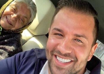 ”Ξέρω ότι πολλοί θα με κοροϊδεύουν, που έβγαλα φωτογραφία με τη γιαγιά μου”