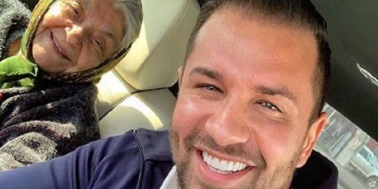 ”Ξέρω ότι πολλοί θα με κοροϊδεύουν, που έβγαλα φωτογραφία με τη γιαγιά μου”