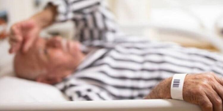 Η εγγονή αρνήθηκε να φροντίσει τον 86χρονο παππού της – Όταν “πέθανε” της έδωσε ένα μάθημα