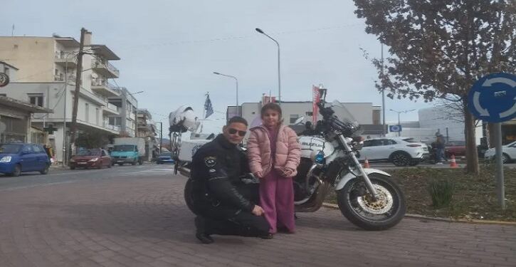 “Τροχονόμος Βαρβάρα” – Η μικρή 7χρονη από την Κοζάνη που αγαπάει την Τροχαία – “Θα κάνουμε μαζί υπηρεσία”, της είπε ο Αστυνομικός