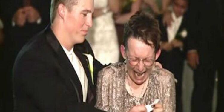 Ήθελε πολύ να σηκωθεί να χορέψει αλλά ήταν αδύνατον. Ο γαμπρός τότε έκανε κάτι μοναδικό…