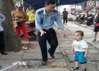 ΑΠΙΘΑΝΟΣ Μπόμπιρας: «Τα Βάζει» Με Τους Αστυνομικούς Για Να Μη Συλλάβουν Τους Γονείς Του