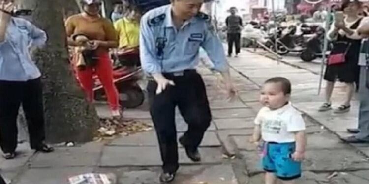 ΑΠΙΘΑΝΟΣ Μπόμπιρας: «Τα Βάζει» Με Τους Αστυνομικούς Για Να Μη Συλλάβουν Τους Γονείς Του