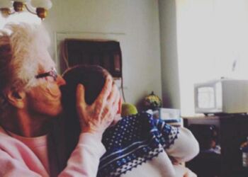 “Σήμερα έχω ένα ποτήρι νερό από αυτό το παιδί” | Η Κα Ελένη πήρε κρυφά το μωρό που πέταξε γιατρός στα σκουπίδια