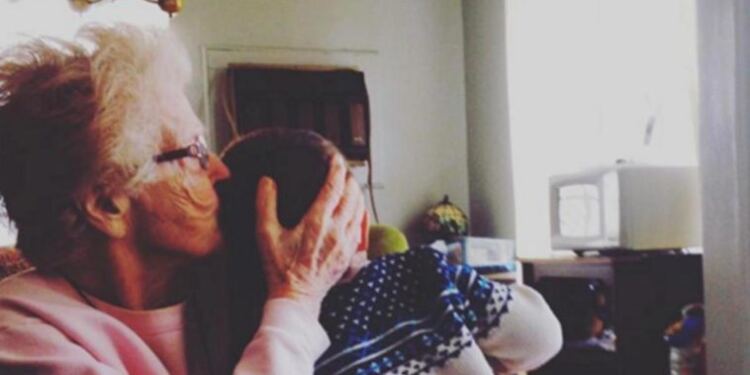 “Σήμερα έχω ένα ποτήρι νερό από αυτό το παιδί” | Η Κα Ελένη πήρε κρυφά το μωρό που πέταξε γιατρός στα σκουπίδια