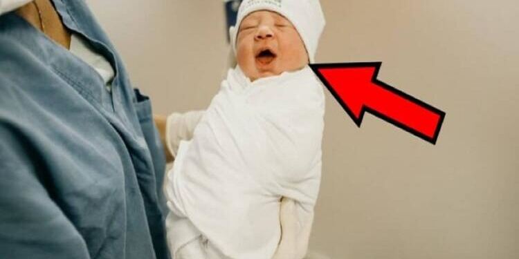 Η μαία δίνει το μωρό στη μητέρα της – Μετά όμως την περίμενε μια έκπληξη που πραγματικά δεν φανταζόταν