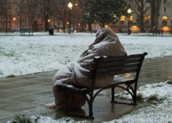 Χιόνιζε και κοιμόμουν με την κόρη μου στον δρόμο ώσπου μας πήρε σπίτι του ένας άγνωστος