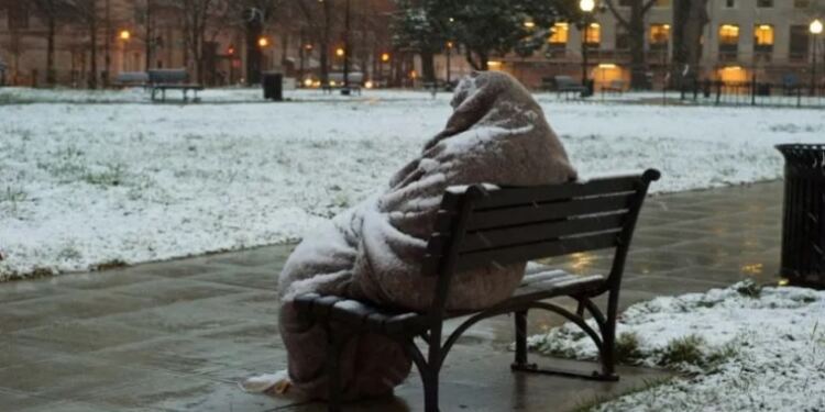 Χιόνιζε και κοιμόμουν με την κόρη μου στον δρόμο ώσπου μας πήρε σπίτι του ένας άγνωστος