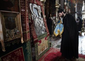 Η Παναγία δεν άφησε νέο προσκυνητή να ασπαστεί την εικόνα της