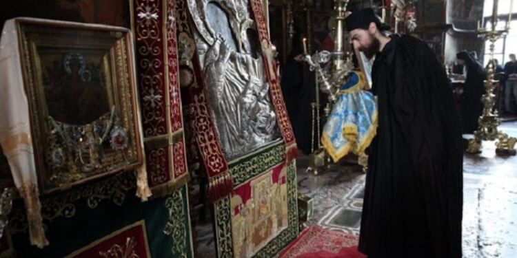 Η Παναγία δεν άφησε νέο προσκυνητή να ασπαστεί την εικόνα της
