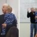 Όταν το μωρό μιας φοιτήτριας άρχισε να κλαίει στην τάξη, ο καθηγητής της το πήρε αγκαλιά και