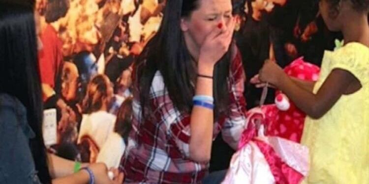 Ο γιος της πέθανε το 2013 – Τρία χρόνια μετά ένα μικρό κορίτσι της λέει να πατήσει το κουμπί στο αρκουδάκι (Video)