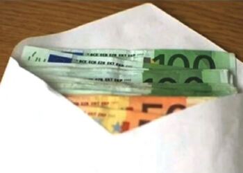 Βρήκε 11.600 ευρώ μέσα σε ένα φάκελο, στο πάρκινγκ ενός πολυκαταστήματος. Την επόμενη μέρα δέχθηκε ένα καθοριστικό τηλεφώνημα!