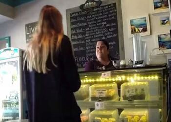 Μια Πελάτης Της Επιστρέφει Ένα Κουτί Με Μπαγιάτικα Γλυκά. Αμέσως Μετά, ΚΡΑΤΗΣΤΕ Τα Μάτια Σας Στο Κουτί !!!