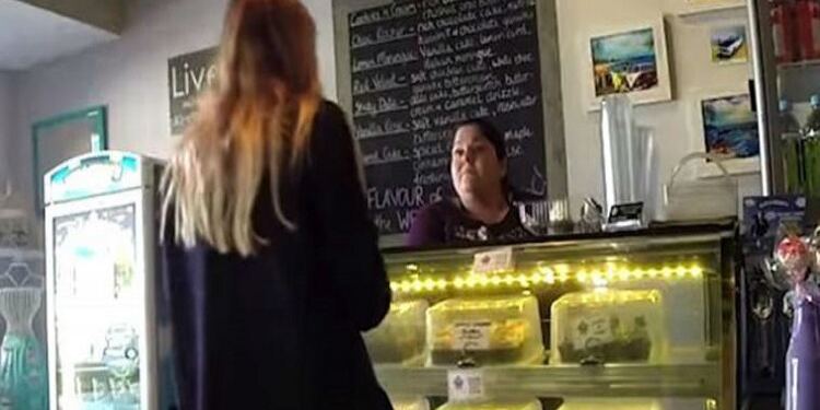 Μια Πελάτης Της Επιστρέφει Ένα Κουτί Με Μπαγιάτικα Γλυκά. Αμέσως Μετά, ΚΡΑΤΗΣΤΕ Τα Μάτια Σας Στο Κουτί !!!