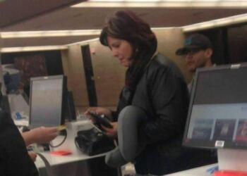 ΔΕΙΤΕ Η φωτογραφία αυτής της γυναίκας στα εισιτήρια του αεροδρομίου, σαρώνει στο διαδίκτυο. Ο λόγος; Προσέξτε την λίγο καλύτερα…