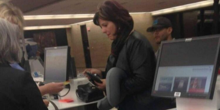 ΔΕΙΤΕ Η φωτογραφία αυτής της γυναίκας στα εισιτήρια του αεροδρομίου, σαρώνει στο διαδίκτυο. Ο λόγος; Προσέξτε την λίγο καλύτερα…