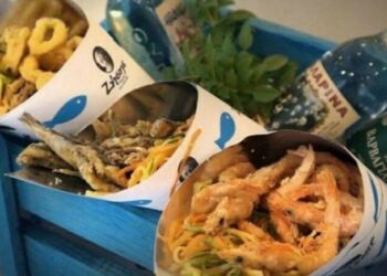 Ουρές οι Αθηναίοι: Το μαγαζί που τρως ψαράκι στο… χωνάκι και παίρνεις ρέστα από πεντάευρω!