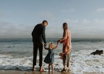 Όχι. Παιδεία δεν είναι τα πτυχία. Είναι η ταπεινότητα και η επιμονή στις αξίες μας.