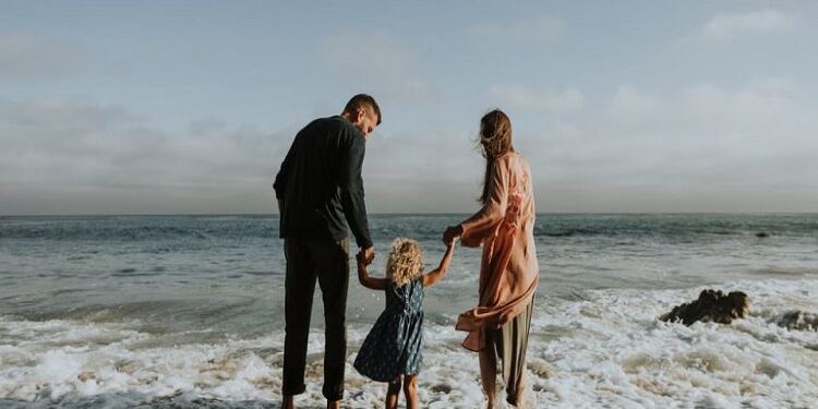 Όχι. Παιδεία δεν είναι τα πτυχία. Είναι η ταπεινότητα και η επιμονή στις αξίες μας.