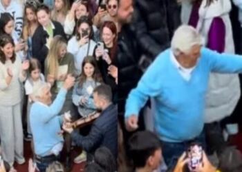 Υποκλίθηκε όλο το νησί: 87χρονος παππούς χορεύει ζεϊμπέκικο πετώντας 50εύρα στον αέρα & τpελαivει το διαδίκτυο