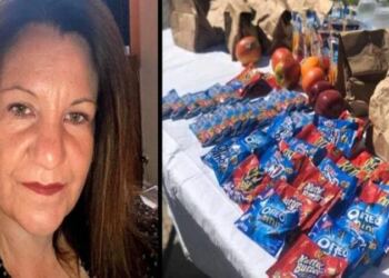 Δασκάλα «κόσμημα» γεμίζει τσάντες με τρόφιμα για τους μαθητές της που δεν έχουν να φάνε