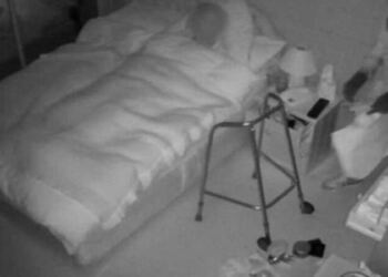 Νόμιζαν πως ο παππούς τα είχε χάσει και έβαλαν κρυφή κάμερα για να τον παρακολουθήσουν – Τον τσάκωσαν να…