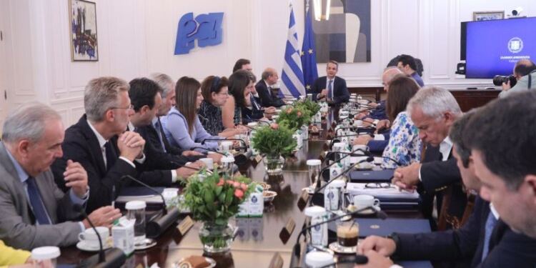 Πατάει «γκάζι» η κυβέρνηση: Σύσκεψη για τα σχολεία, «μικρές νίκες» στη μάχη με την ακρίβεια