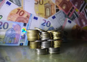 Η επιταγή ακρίβειας πληρώνεται και αμέσως έρχεται και νέο «δώρο» στους δικαιούχους