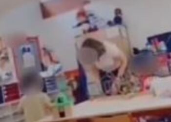 Νηπιαγωγός έδειρε άγρια 3χρονο κορίτσι μέσα στην τάξη – Της έριξε σπρέι στο πρόσωπο ενώ φώναζε «μαμά»