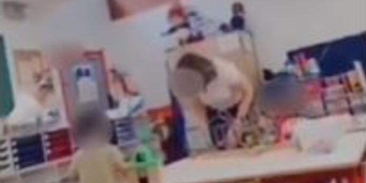 Νηπιαγωγός έδειρε άγρια 3χρονο κορίτσι μέσα στην τάξη – Της έριξε σπρέι στο πρόσωπο ενώ φώναζε «μαμά»