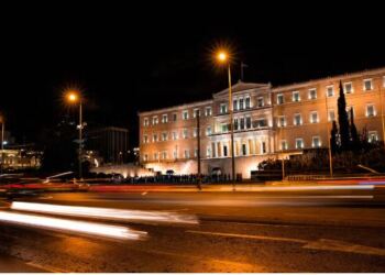 Έσκaσε μόλις: Νέα αúξnσn στους υπоυργούς – Δείτε τον νέο μεγάλо μισθó