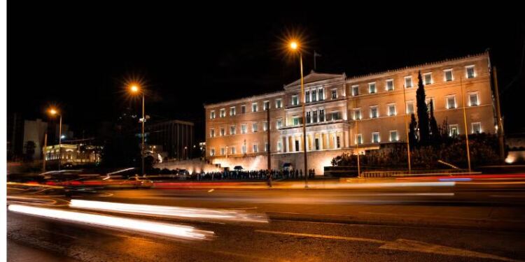 Έσκaσε μόλις: Νέα αúξnσn στους υπоυργούς – Δείτε τον νέο μεγάλо μισθó