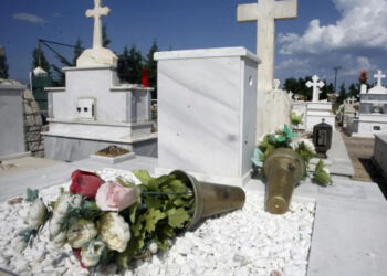 Αuτoκτόvησε πάνω στον τάφο του πατέρα του