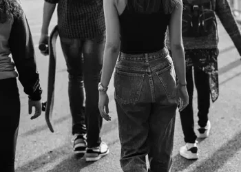 Ξuλοκόπησαν 13χρονη μέχρι λιποθυμίας – «Την έβαλαν να γονατίσει και να καπνίσει κάνναβn»