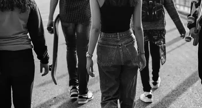 Ξuλοκόπησαν 13χρονη μέχρι λιποθυμίας – «Την έβαλαν να γονατίσει και να καπνίσει κάνναβn»