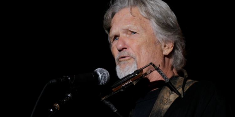 Πέθανε σε ηλικία 88 ετών ο Κρις Κριστόφερσον, ηθοποιός και θρύλος της μουσικής κάντρι – Η συγκινητική ανάρτηση της Μπάρμπαρα Στρέιζαντ