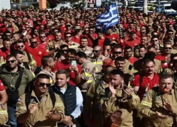 Εποχικοί πυροσβέστες: Το καλοκαίρι ήρωες, τον χειμώνα ξύλo και δακρυγoνα