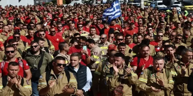 Εποχικοί πυροσβέστες: Το καλοκαίρι ήρωες, τον χειμώνα ξύλo και δακρυγoνα