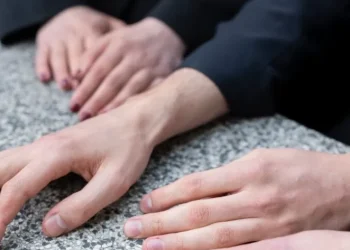 Νέα Σμύρνη: Δεν έχει ξαναγίνει σε κηδεία! – “Πάγωσαν” όλοι – 20χρονος ανέβηκε πάνω στο φέρετρο της γυναίκας και άρχισε να…