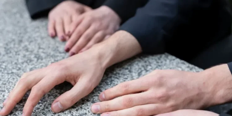 Νέα Σμύρνη: Δεν έχει ξαναγίνει σε κηδεία! – “Πάγωσαν” όλοι – 20χρονος ανέβηκε πάνω στο φέρετρο της γυναίκας και άρχισε να…